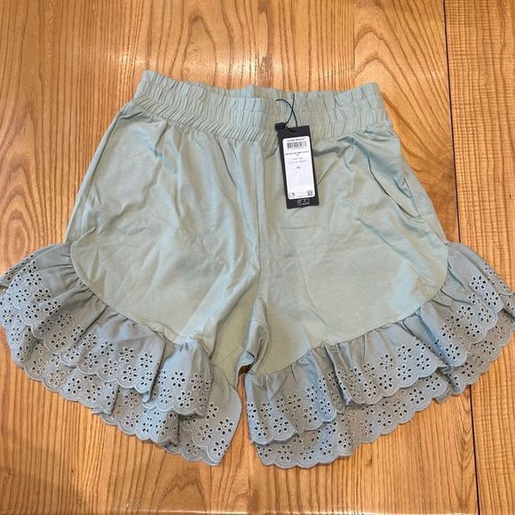 Vero Moda Pants - NWT XS Vero Moda Juan Eyelet Ruffle Green Shorts